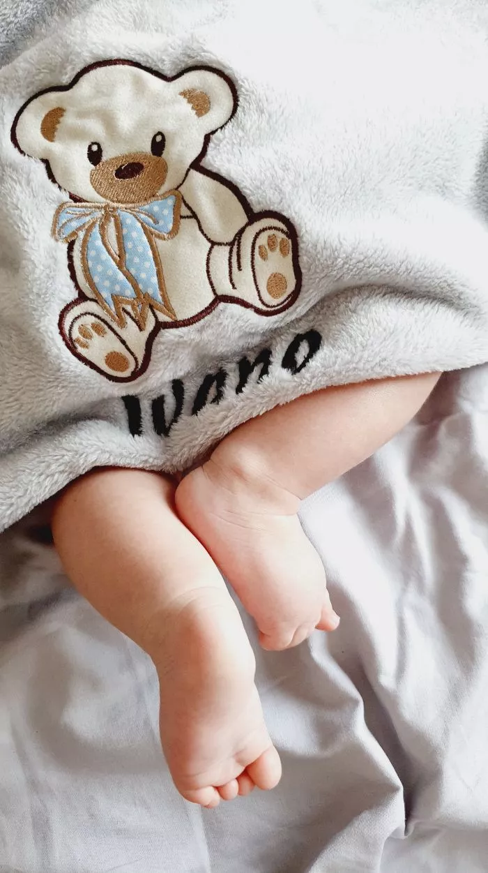 Slatke dječje nogice i personalizirana dekica