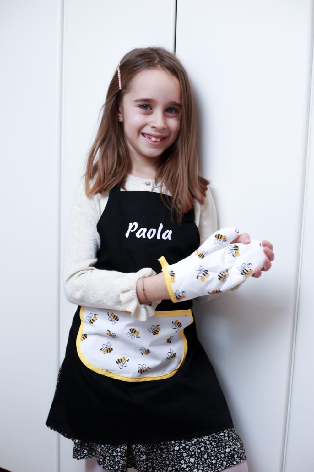 Djevojčica uživa u svojoj personaliziranoj pregači i rukavicama za pećnicu